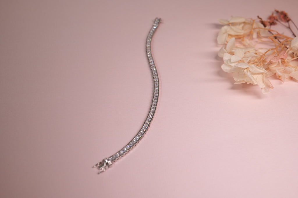 925 silver tennis bracelet featuring square-cut stones in a sleek linear design