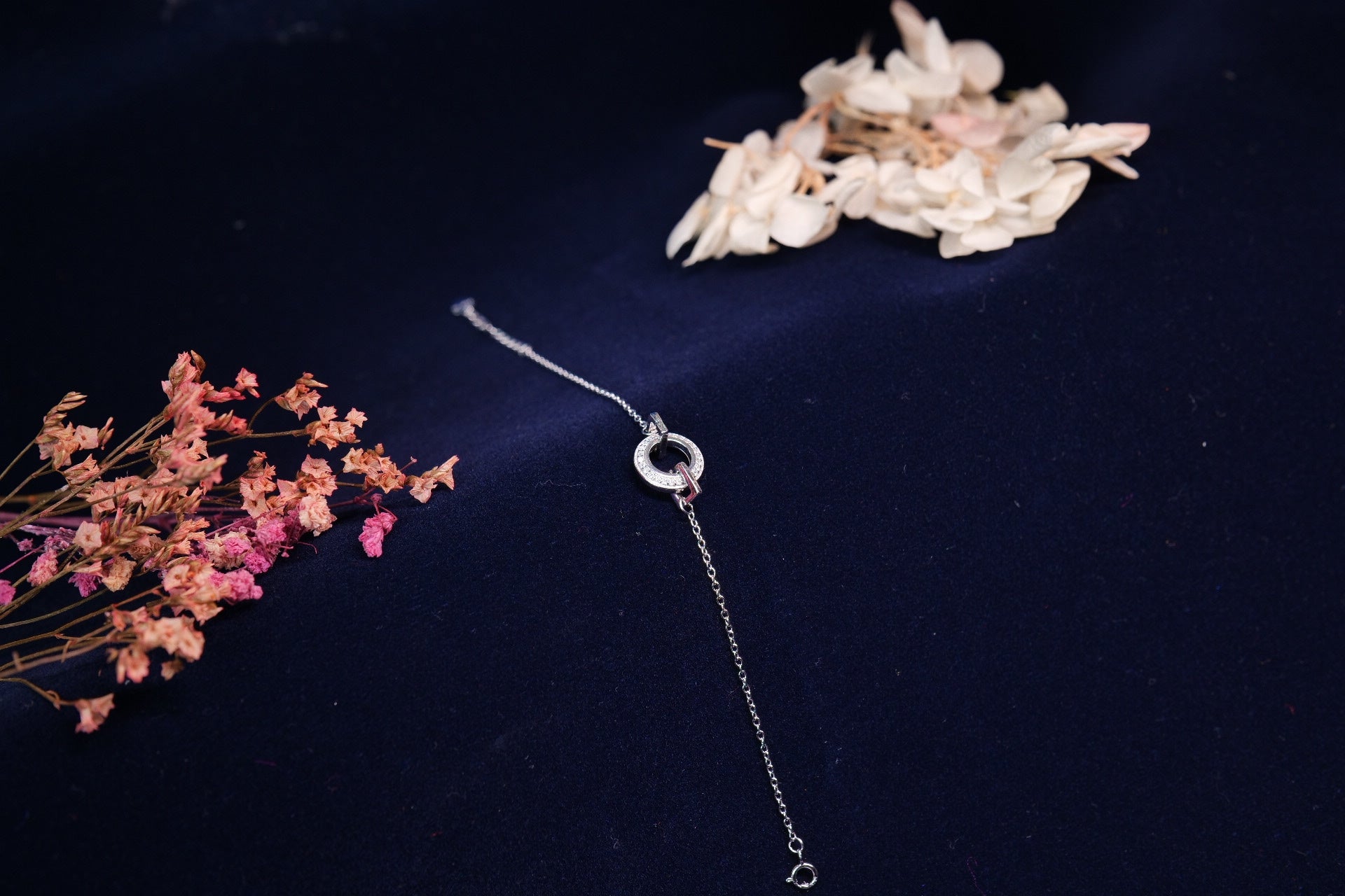 925 silver bracelet with a toggle clasp and circular charm in a minimalist design