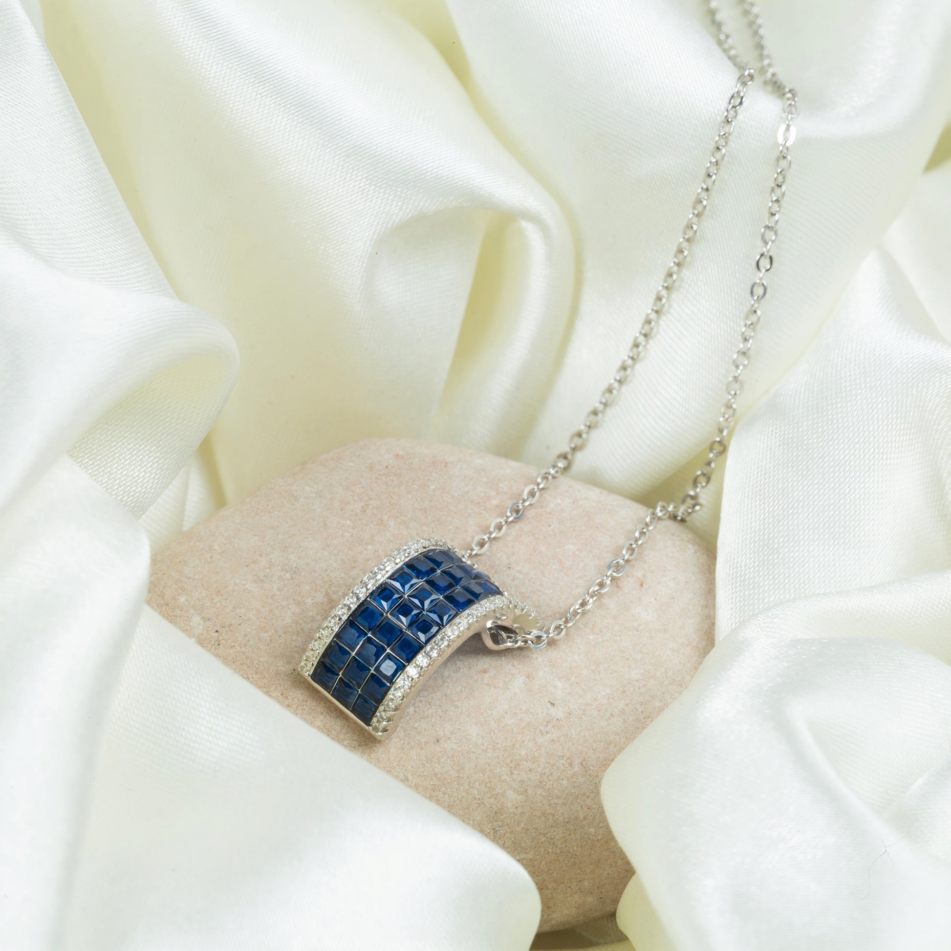 Midnight Curve Necklace
