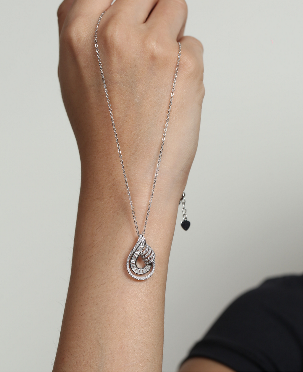 Seren Dewdrop Pendant Necklace