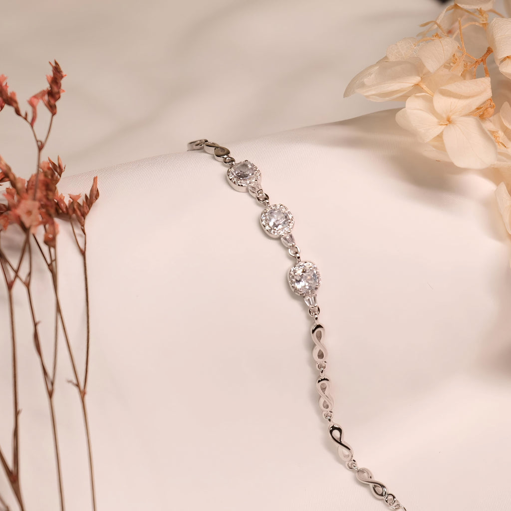 925 silver bracelet with three round stones in an elegant linked pattern