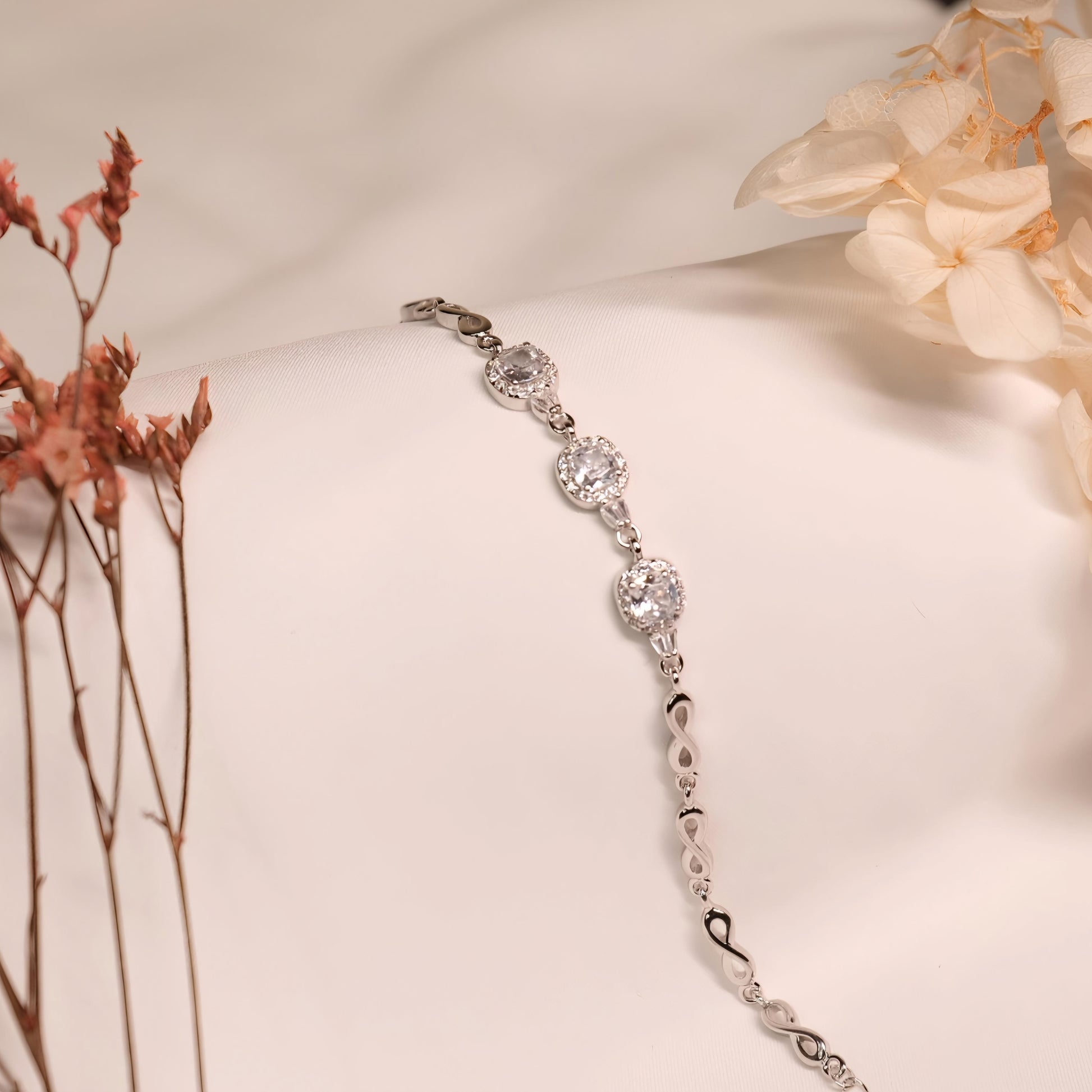925 silver bracelet with three round stones in an elegant linked pattern